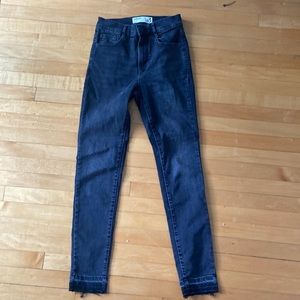 Garage-Black distressed skinny Jean